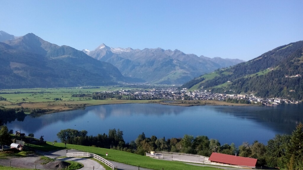 Blick auf den Zeller See, Schüttdorf und das Kitzsteinhorn im Sommer 2020