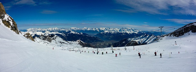 Panoramabild vom Skifahrern im Hochgebirge