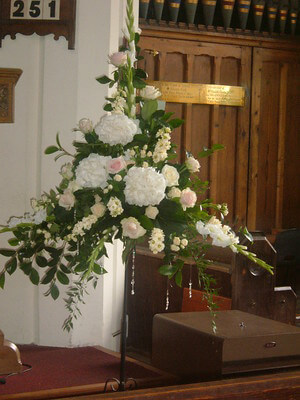 Ein weißes Brautgesteck steht in der Kirche