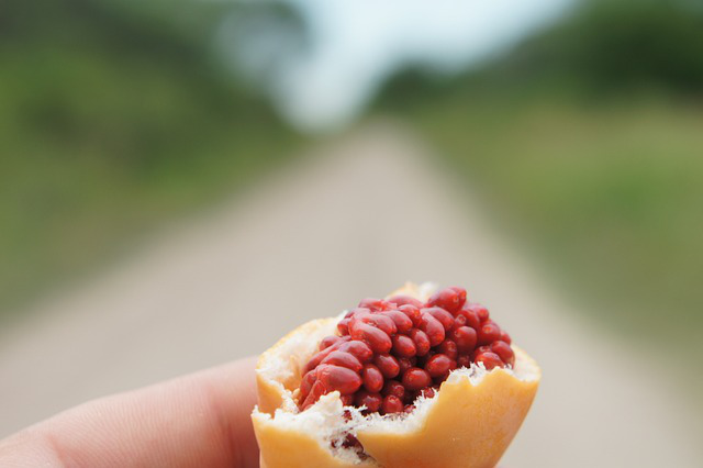 Hand hält die geöffnete Passionsfrucht