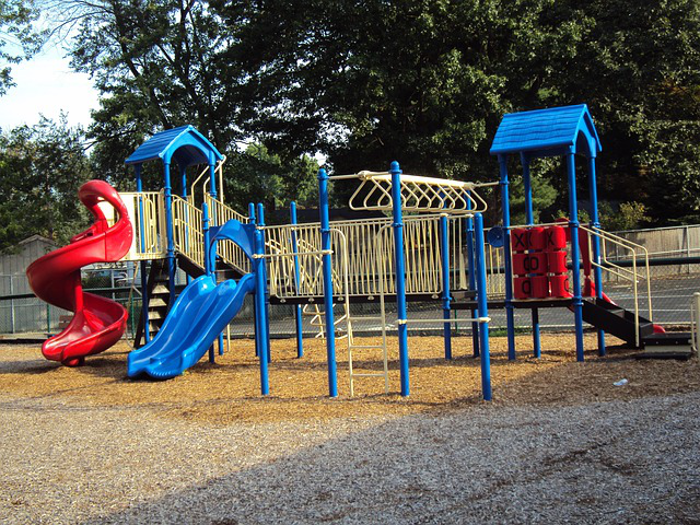 Ein Kinderspielplatz mit Rindenmulch als Fallschutz