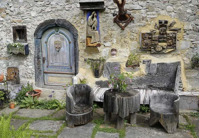 Aus Baumstümpfen gearbeitete Sitzmöbel und ein Tisch als Bauerngarten Accessoires