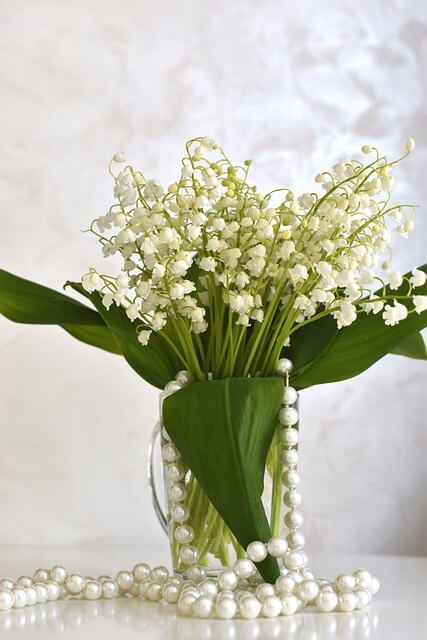 Ein Strauß Maiglöckchen in der Vase