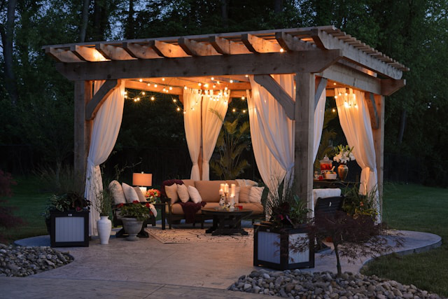 Ein eleganter Pavillon im mediterranen Garten mit vielen Kübelpflanzen